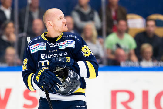 s Teemu Laine snackar med motståndare