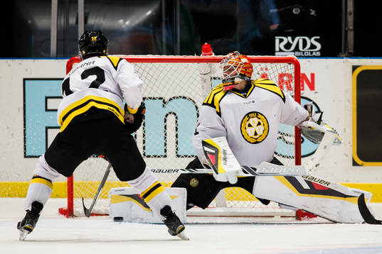 Brynäs målvakt Felix Sandström med en räddning