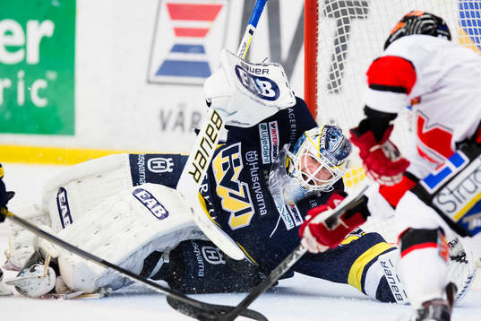 s målvakt Fredrik Pettersson-Wentzel räddar