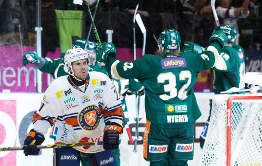 Färjestads Tomas Skogs gör mål 2-1 bakom Växjös