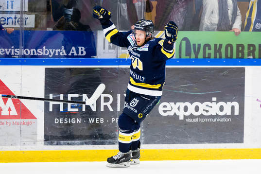 s Mattias Tedenby jublar