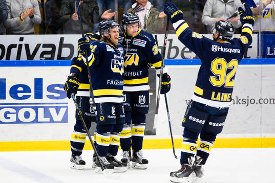 s Mattias Tedenby jublar