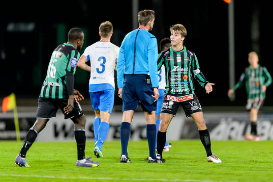 Varbergs Elias Andersson i diskussion med Domare Magnus