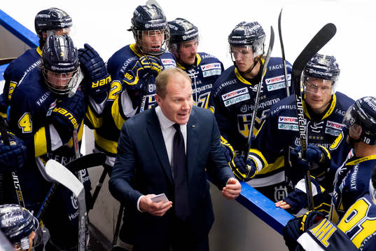 s tränare Johan Lindbom coachar