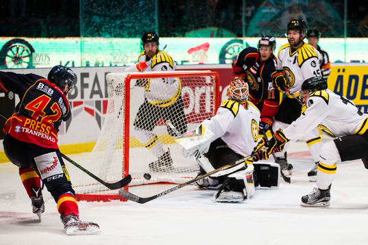 Djurgårdens Robin Press med ett skott som Brynäs målvakt