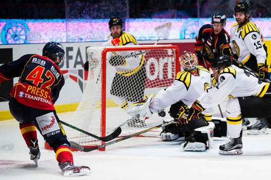 Djurgårdens Robin Press med ett skott som Brynäs målvakt