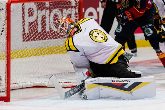 Brynäs målvakt Felix Sandström med en räddning