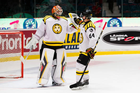 Brynäs målvakt Felix Sandström och Jonathan Pudas jublar