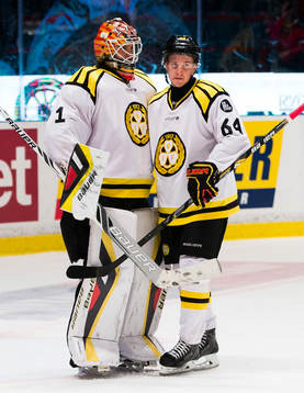 Brynäs målvakt Felix Sandström och Jonathan Pudas jublar