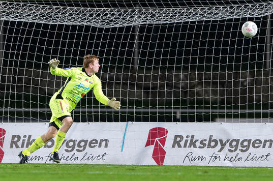 Varbergs målvakt Joakim Wulff ser bollen gå in till 2-1