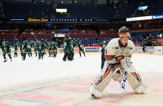 Växjös målvakt Cristopher Nihlstorp deppar medan