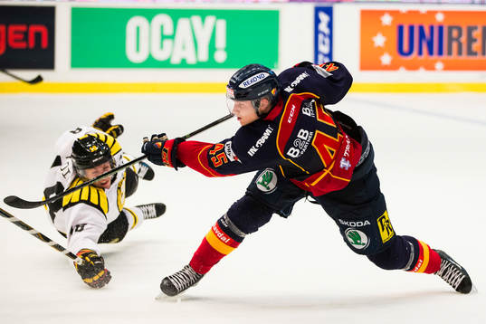 Brynäs Anton Rödin slänger sig framför Djurgårdens