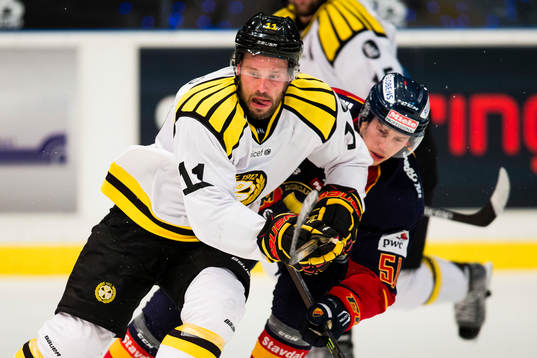 Brynäs Marc Zanetti jagas av Djurgårdens Robin Alvarez