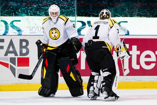 Brynäs målvakt John Morelius och målvakt Felix Sandström