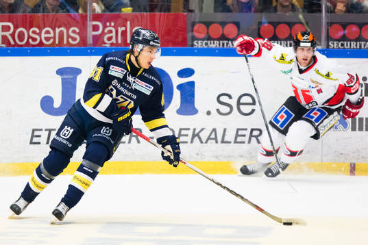 s Filip Ahl före Örebros Jakub Petruzalek