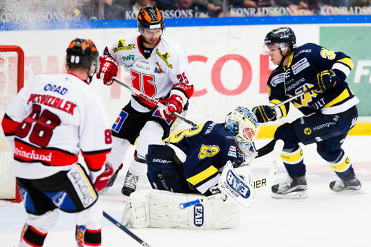 s målvakt Fredrik Pettersson-Wentzel räddar