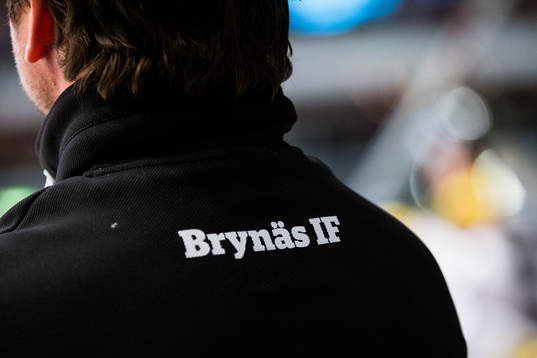 Ryggen på en av Brynäs ledare vars tröja har texten