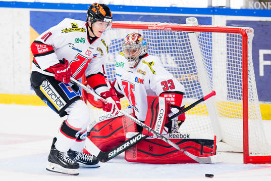 Örebros Jakub Krejcik och målvakt Julius Hudacek