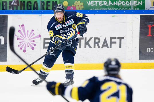s Chris Abbott passar till HV71:s Mattias Tedenby