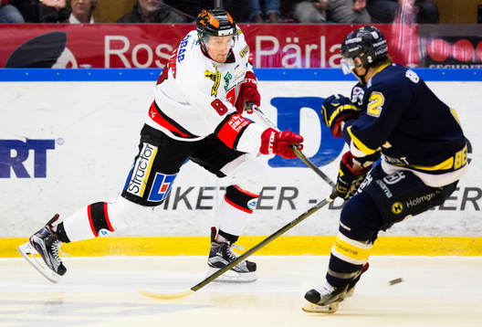 Örebros Mikko Lehtonen skjuter