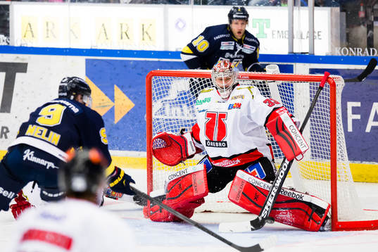 s Björn Melin och HV71:s Martin Thörnberg mot Örebros