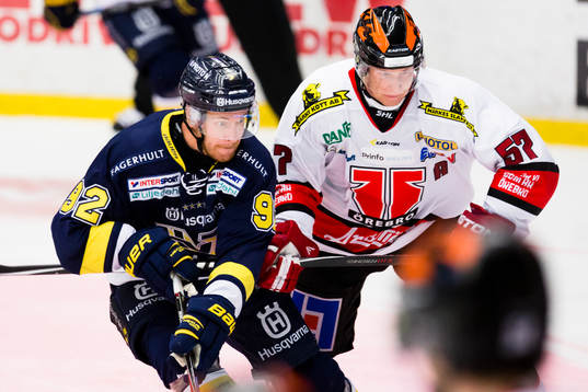 s Teemu Laine mot Örebros Johan Motin