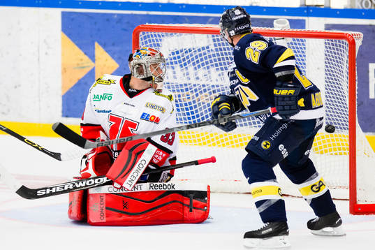 s Chris Abbott ser pucken gå in till 3-1