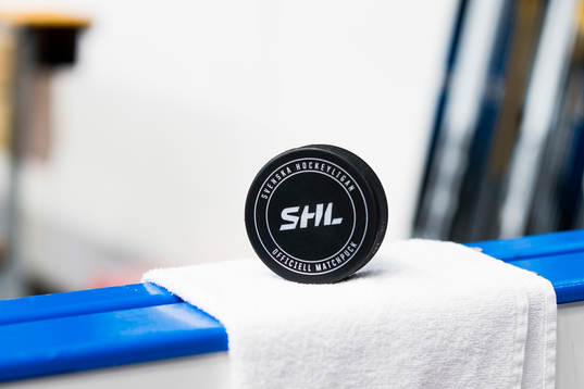 En officiell matchpuck för SHL
