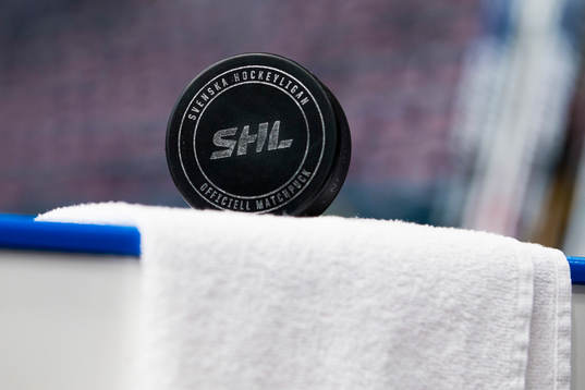 En officiell matchpuck för SHL