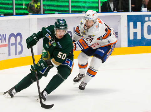 Växjös Joakim Hillding jagar Färjestads Sebastian Erixon