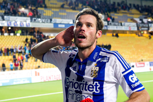 IFK Göteborgs Emil Salomonsson jublar med publiken