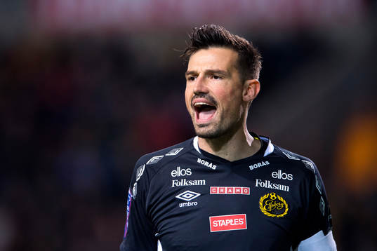 Elfsborgs målvakt Kevin Stuhr Ellegaard reagerar