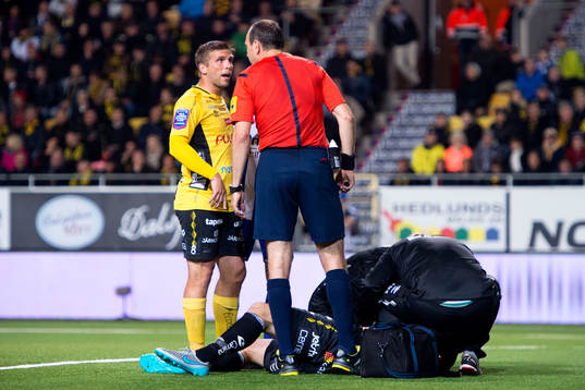 Elfsborgs Anders Svensson reagerar mot domare Jonas Eriksson