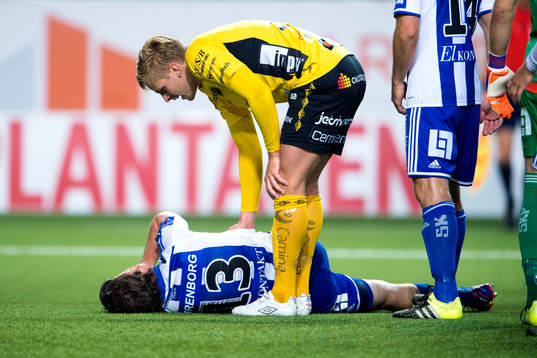 IFK Göteborgs Gustav Svensson klappas om av Elfsborgs Per