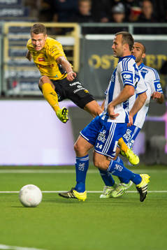 Elfsborgs Viktor Claesson skjuter på mål