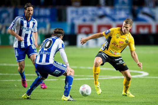 Elfsborgs Viktor Claesson omringad av IFK Göteborgs spelare