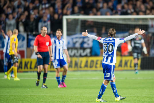 IFK Göteborgs Mattias Bjärsmyr (rygg mot kameran) slår