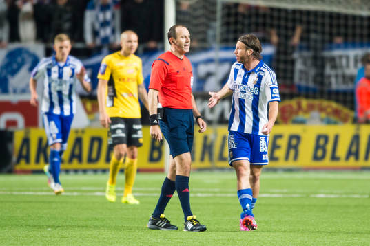IFK Göteborgs Gustav Svensson diskuterar med domare Jonas