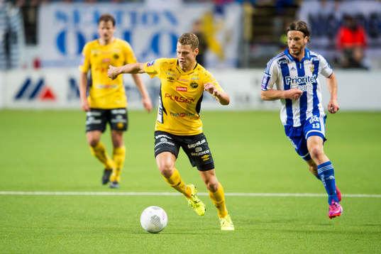 Elfsborgs Viktor Claesson jagas av IFK Göteborgs Gustav