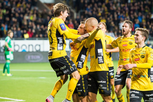 Elfsborgs Anders Svensson har gjort 1-0 och kramas om av