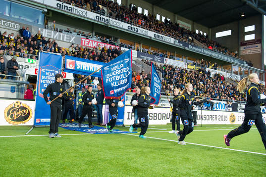 Bollflickor och bollpojkar springer in på Borås arena