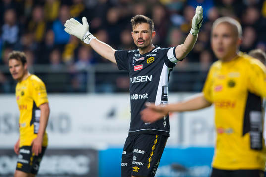 Elfsborgs målvakt Kevin Stuhr Ellegaard slår ut med