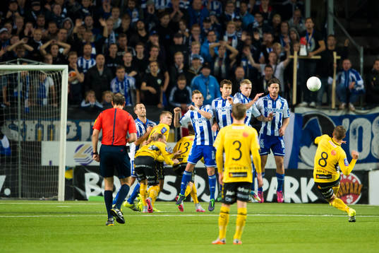 Elfsborgs Anders Svensson lägger en frispark