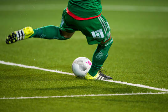 IFK Göteborgs målvakt skjuter ut bollen