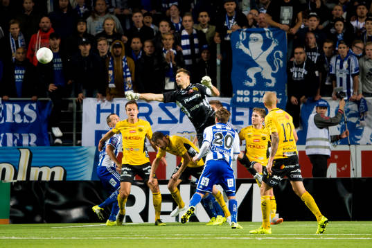 Elfsborgs målvakt Kevin Stuhr Ellegaard boxar undan bollen