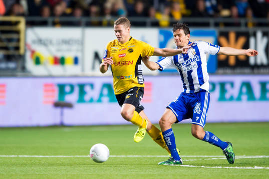 Elfsborgs Viktor Claesson stoppas av IFK Göteborgs Mads