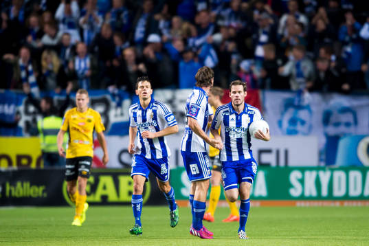 IFK Göteborgs Emil Salomonsson (med boll) har kvitterat