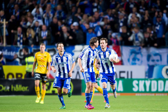 IFK Göteborgs Emil Salomonsson (med boll) har kvitterat