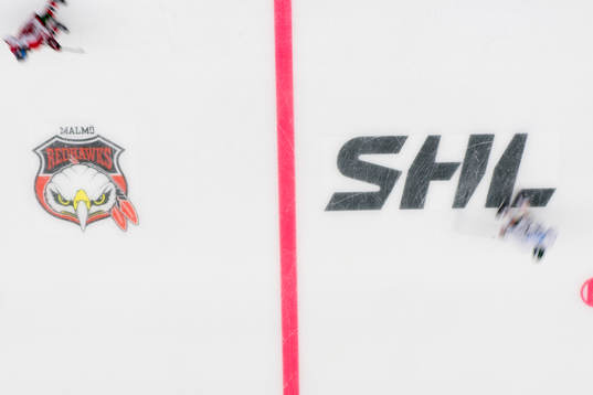 Spelare värmer upp på isen över Malmö Redhawks och SHLs