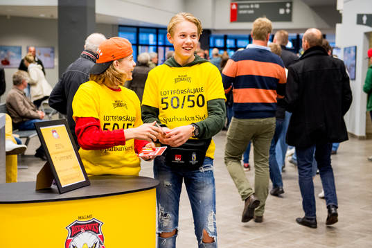 Ungdomar säljer 50/50 lotter